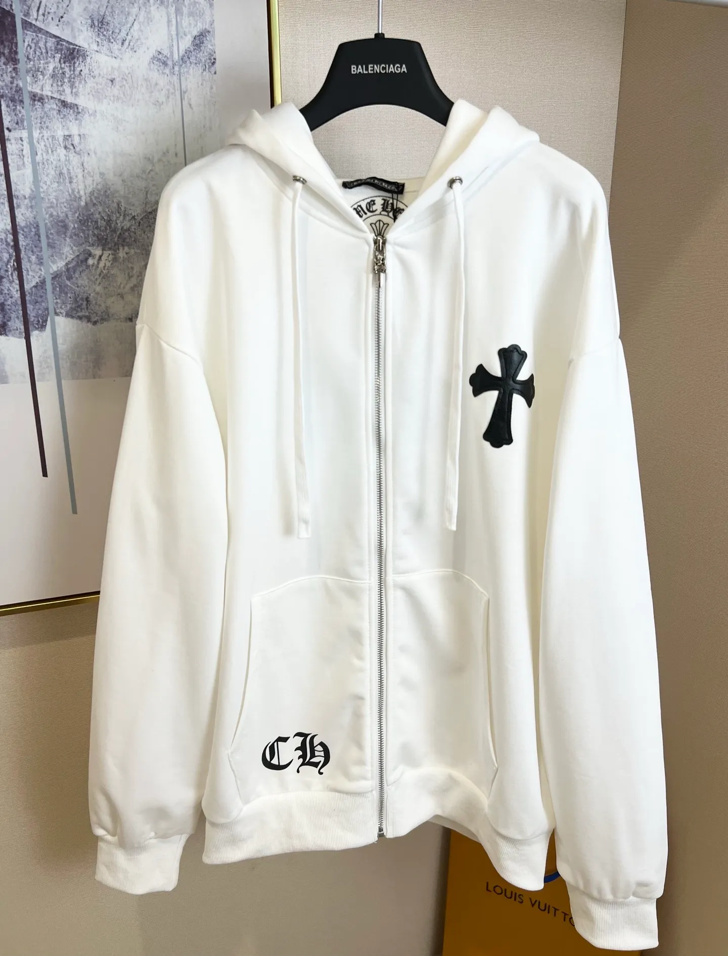 P360 Size: S/M/L/XL White/Black Unisex Chrome hearts ❤️Embroidered cross sweatshirt zipper jacket, comfortable and soft fabric, casual and comfortable to wear. The body is embellished with Sanskrit printing of the brand, which adds highlights to the solid color. The loose fit gives people a versatile feeling, and the upper body effect is also very strong. It is a super good-looking one. ⚠️Washing method: Please wrap pure cotton products in a laundry bag on the back for quick machine washing in cold water! ! Do not soak/wash in warm water!